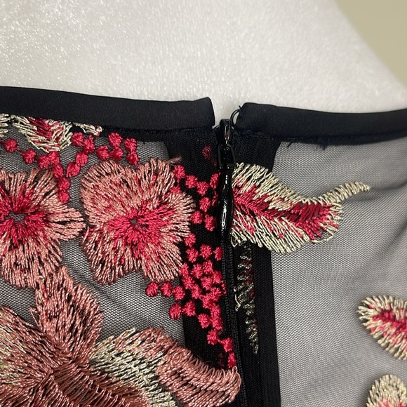 WHBM Embroidered Floral Mesh Sheath Dress Black/Pink Size 4 Flattering - Picture 8 of 12